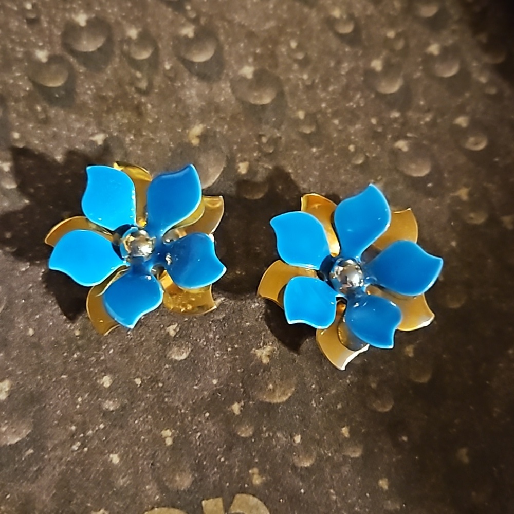 Pakula Gold Tone Flower Earrings Clip-On Closure Enamel Petal Gold/Blue Women's - Picture 3 of 3